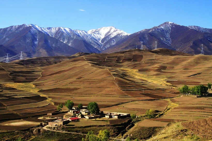夕阳映照下的甘肃古城墙剪影