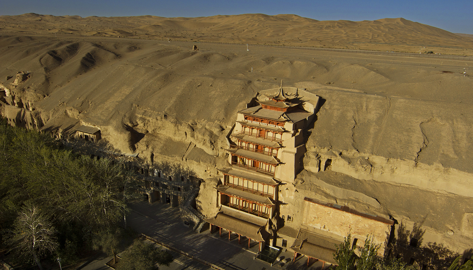 夕阳映照下的甘肃古城墙剪影