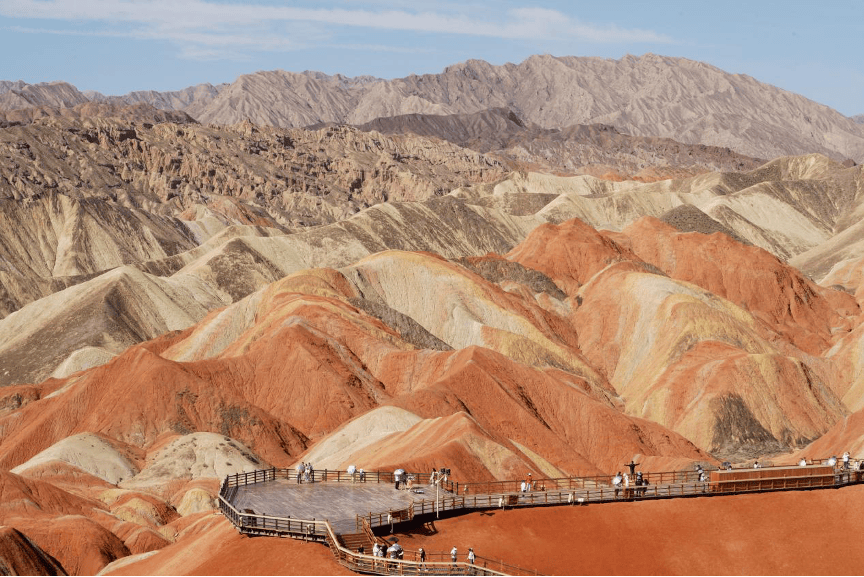 夕阳映照下的甘肃古城墙剪影